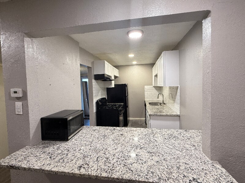 Building Photo - 6012-6012 Westridge Ln