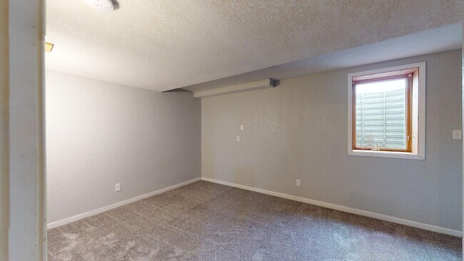 Building Photo - Beautiful Home - Available Augst 2026