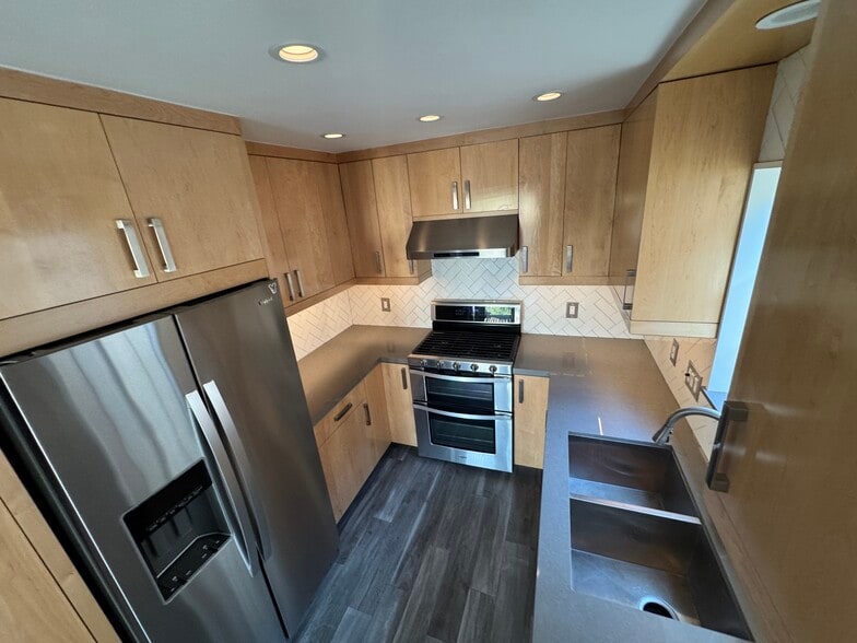 kitchen - 209 Lake Shore Ter