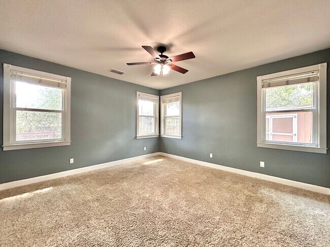 Building Photo - 4 Bed / 2 Bath Spacious One-Level Home with Large Backyard