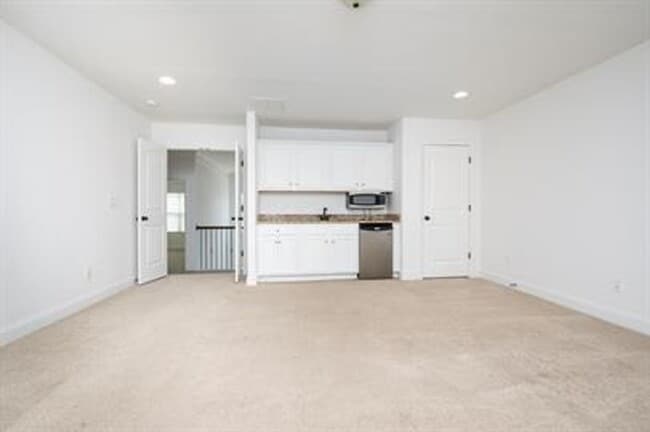 Building Photo - Stunning 4/3 Available Now!