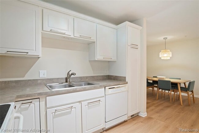 Building Photo - 420 Old Pine Way