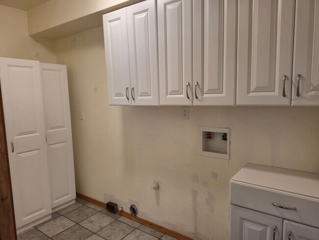 Building Photo - Spacious 3 bed/2 bath home in desired neig...