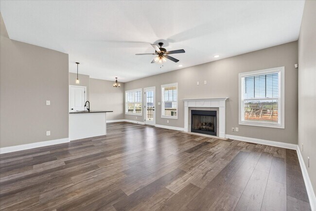 Building Photo - Pet Friendly Four Bedroom with Bonus!