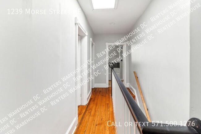 Building Photo - Charming 2-level 3Bd/1.5Bth TH W/Parking! ...