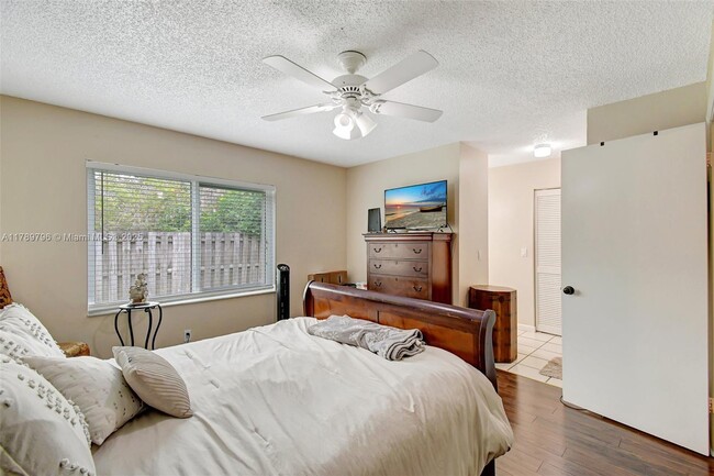 Building Photo - 303 E Riverbend Dr