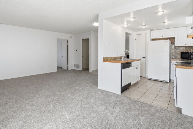 Building Photo - $1,440.95 with $300 off the first month's rent, 1 Bed - 1 Bath, Condo in Aurora with Washer and D...