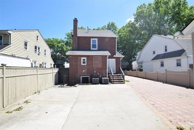 Building Photo - 18 Brokaw Ave