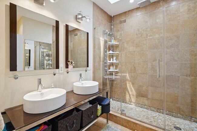 Building Photo - Beautiful 3br/4ba Columbia Heights Home wi...