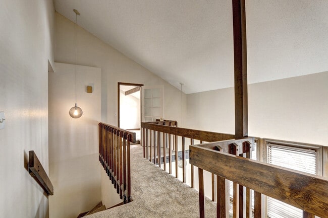 Building Photo - Unique, Rustic, and Spacious Living! Walk ...