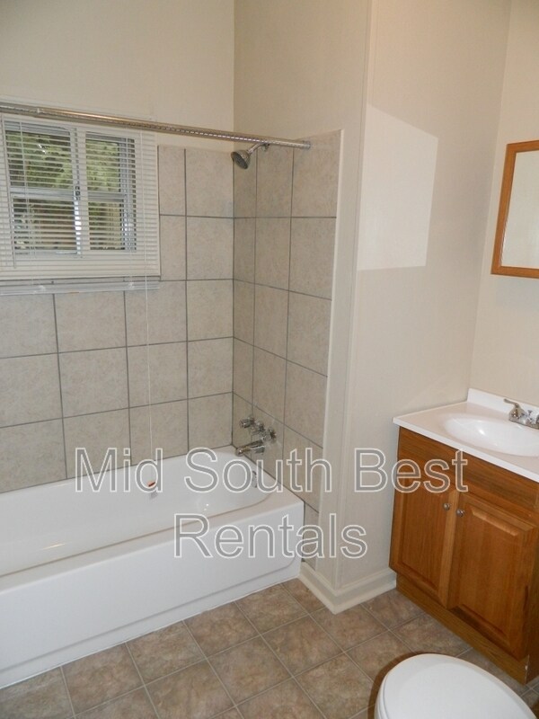 Building Photo - 961 N Willett St