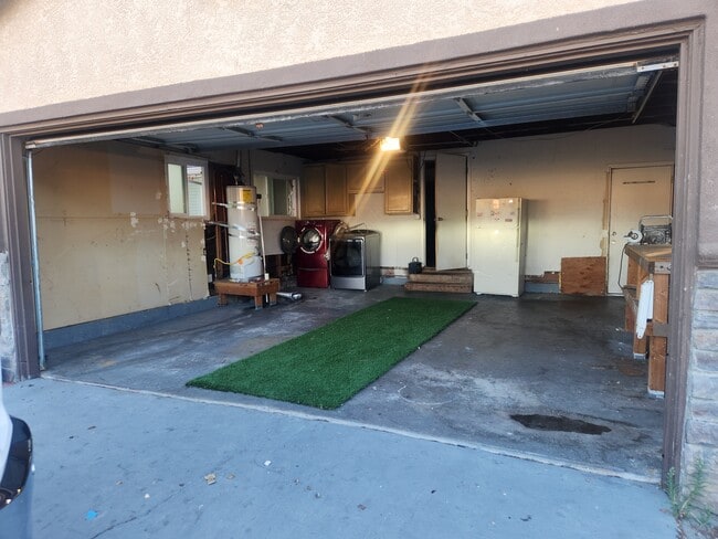 Building Photo - 417 Elm Ave
