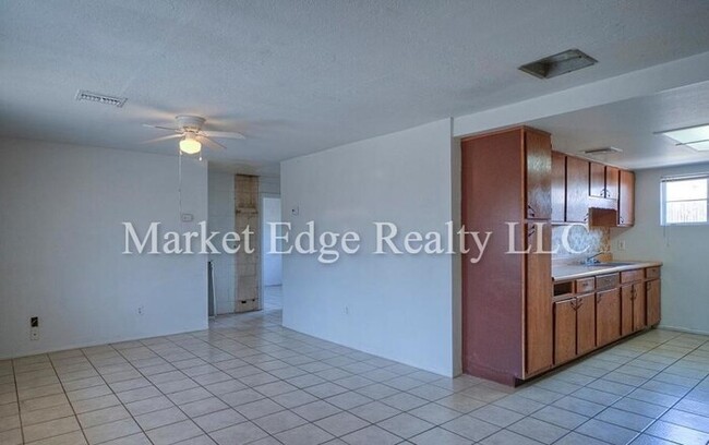 Building Photo - 3Bed/1Bath House at 15TH/Peoria! $399 MOVE...