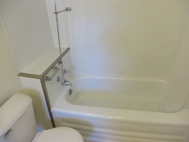 Building Photo - Large Three Bedroom, 1.5 Bathroom Home hal...