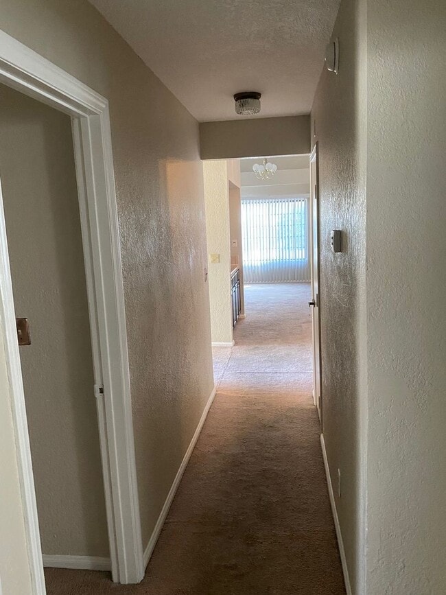 Building Photo - 3 Bedroom 2 Bathroom Home!