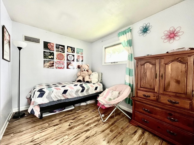 Building Photo - 1915 Highview Ct