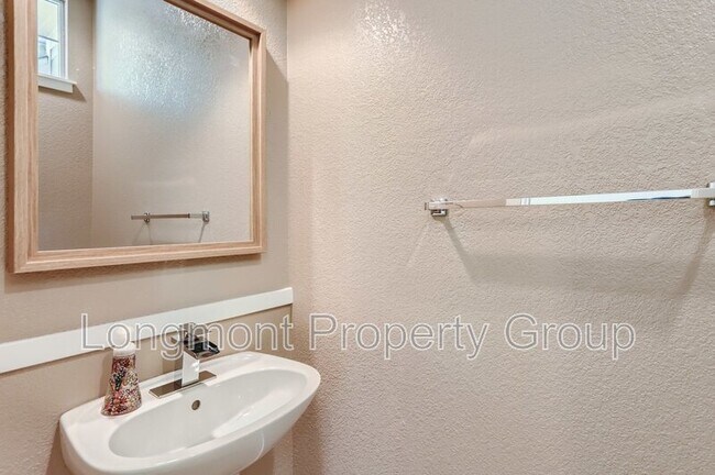 Building Photo - 907 Snowberry St