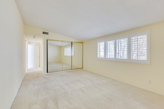 Building Photo - Spacious 3BR / 2BA Single-Story Pool Home in Granada Hills