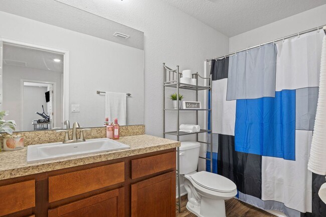 Building Photo - Stunning single-family 4bed/2.5 bath home