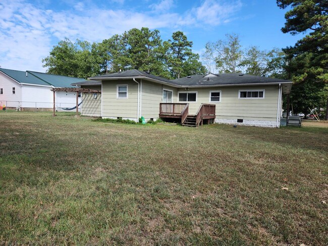 Building Photo - 3 bedroom 2 bath home located in Brainerd TN