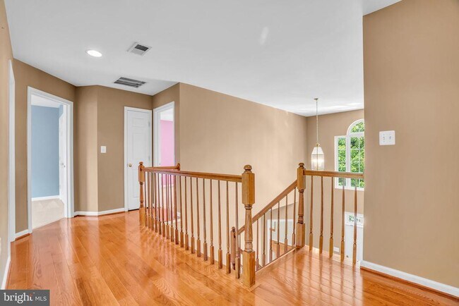 Building Photo - 8142 Tenbrook Dr