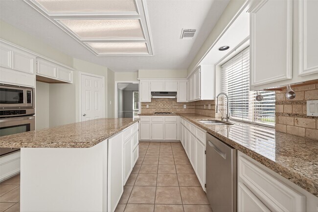 Building Photo - 1918 Shadow Forest Dr