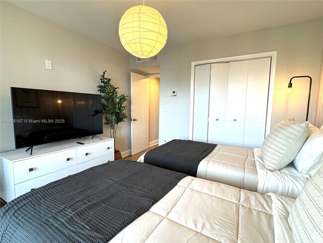 Building Photo - 5555 Collins Ave