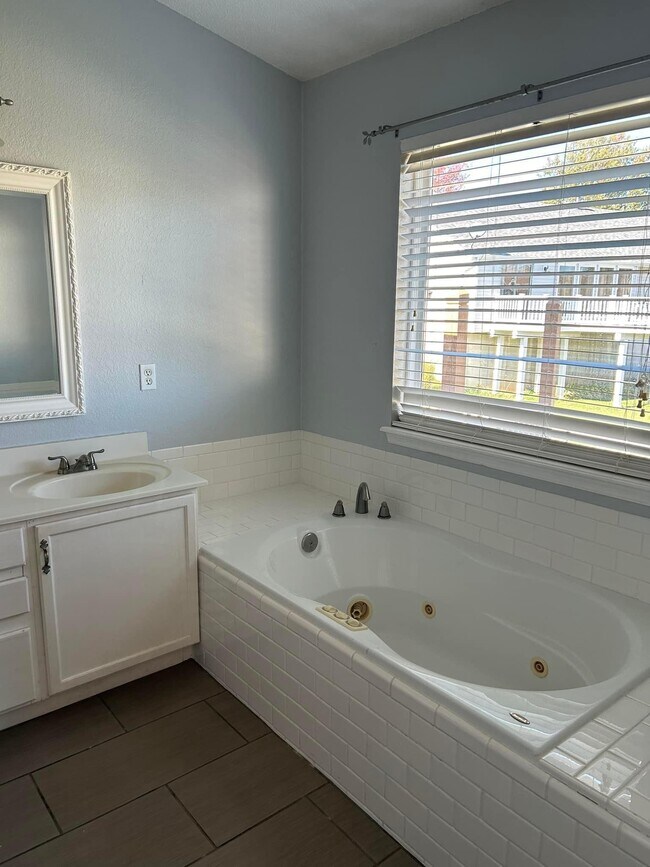 Building Photo - 3 Colonist Retreat Ct