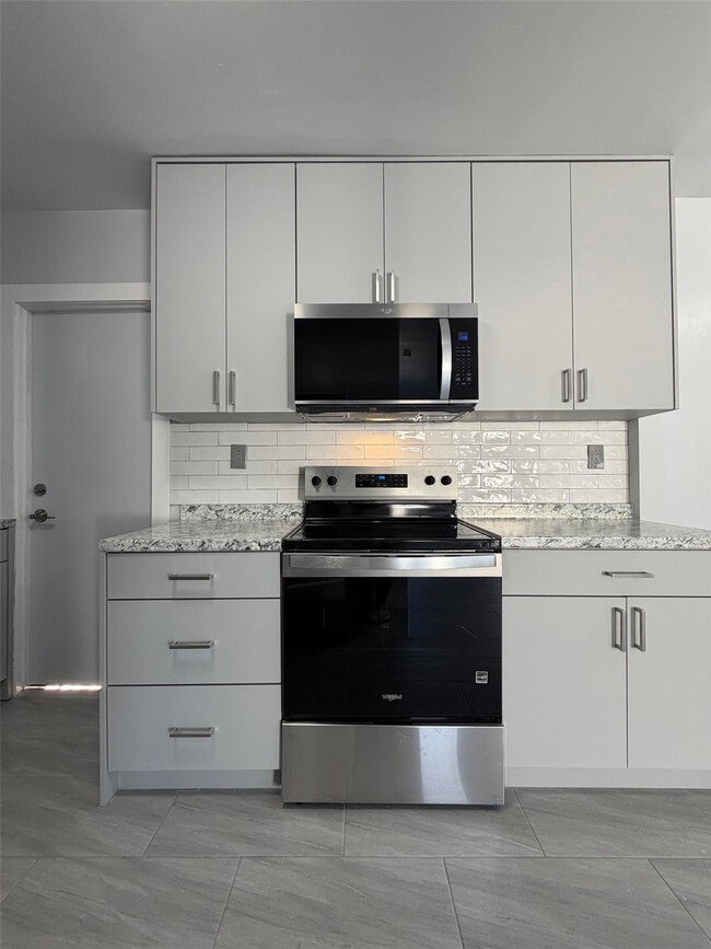 Building Photo - 1966 NE 177th St