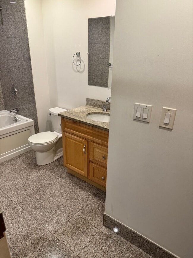 Building Photo - Three bed 2 bath in the North End!!!