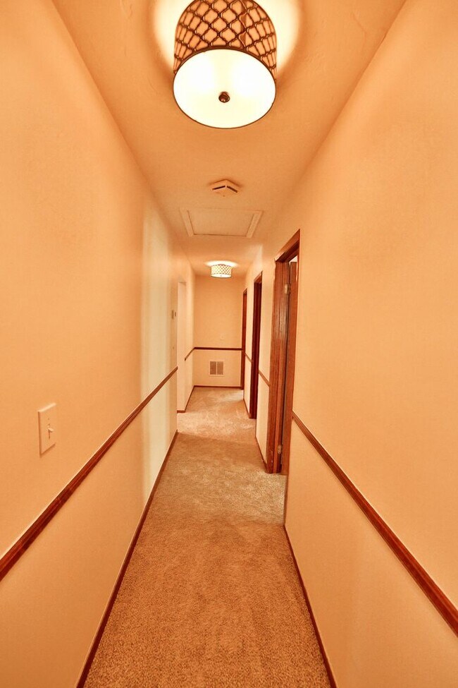 Building Photo - 330 Wilderness Dr