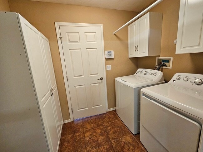 Building Photo - Beautiful Golf Course Area Home with 4 Bed...