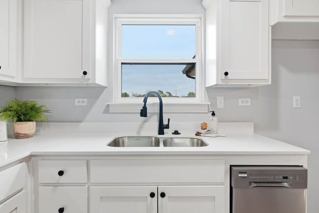 Building Photo - All Appliances Included! Lawn Care Included! Fully Remodeled 2/1/1 Broken Arrow!