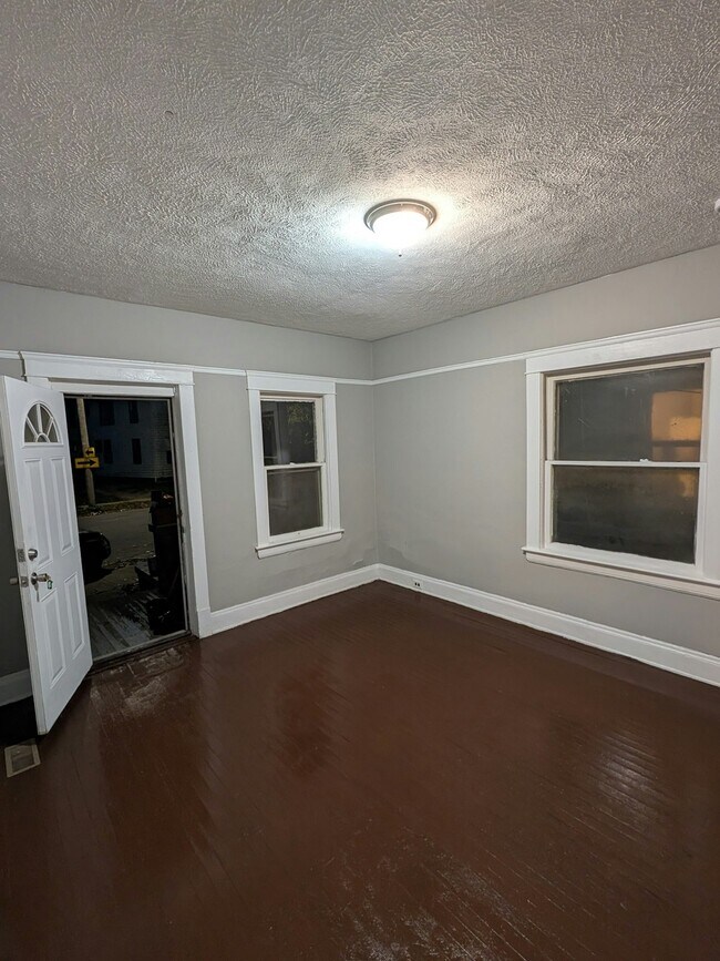 Primary Photo - 1176 E 61st St