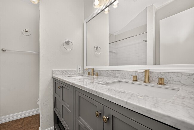 Building Photo - 10383 Briar Forest Dr