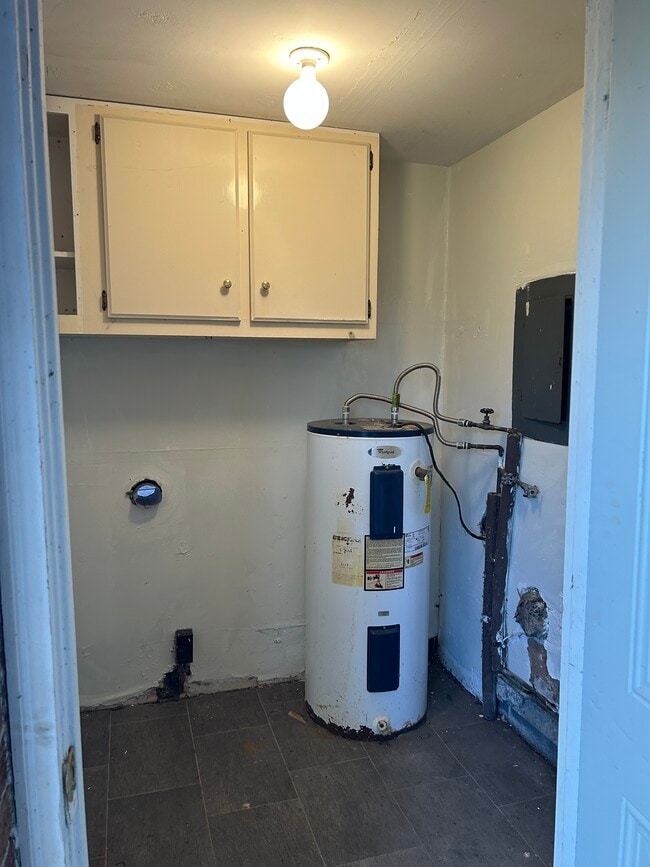 Building Photo - 33 Phillips Dr