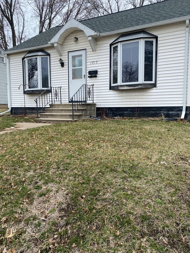 Primary Photo - 2 Bedroom 1 Bath with garage! 1717 Hawthor...