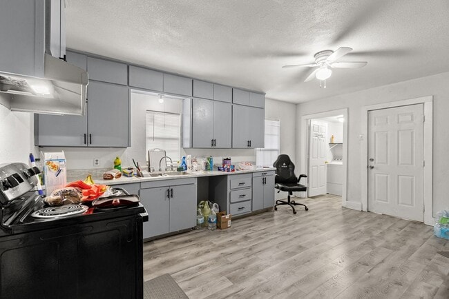 Building Photo - 1322 N Lincoln Ave