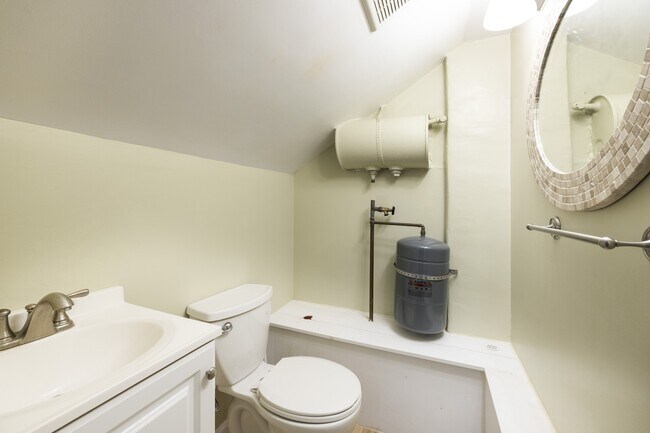 Building Photo - 4850 Crescent St