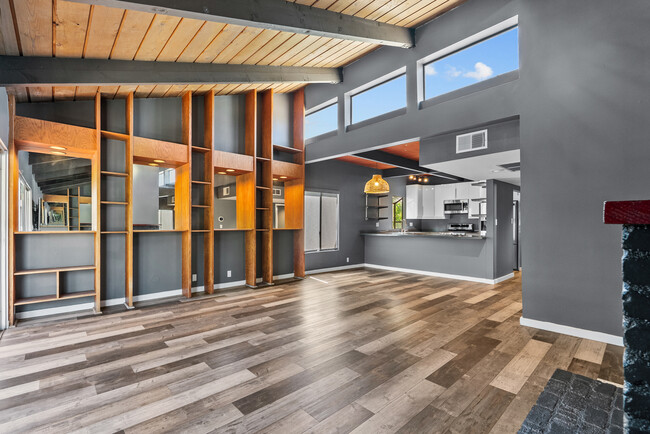 Building Photo - 13006 Moorpark St