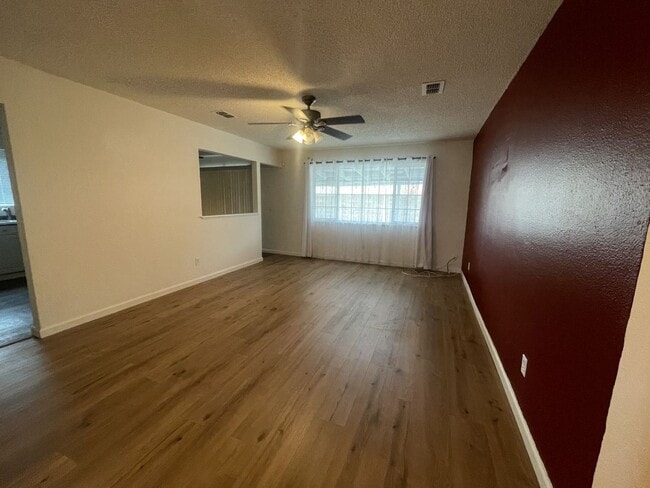 Building Photo - Beautiful 4 bedroom 2 bath Home