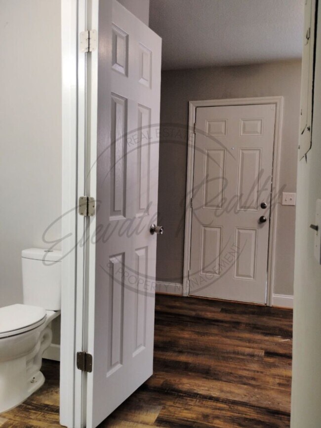 Building Photo - Two Bedroom Townhouse in North Nashville!