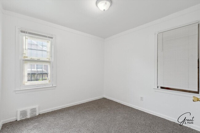 Building Photo - $1,150 - Bungalow