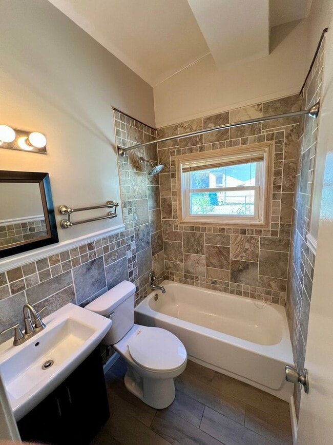 Building Photo - 3 Bedroom 1 Bathroom House for Rent