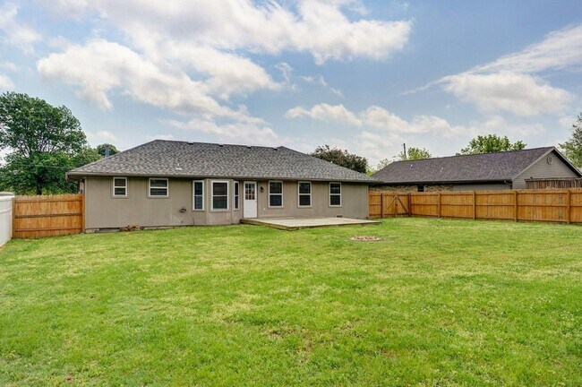 Building Photo - Charming 3 Bedroom, 2 Bathroom house in Ni...