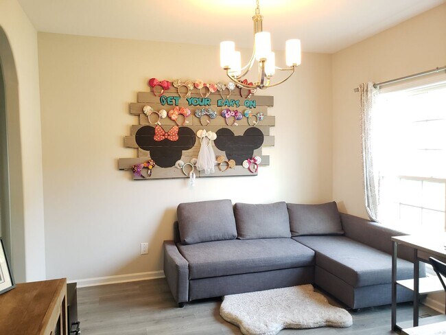 Primary Photo - Near Exit 1! Close to I-24! HUGE Kitchen I...