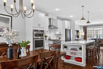 Building Photo - 117 Truman Dr