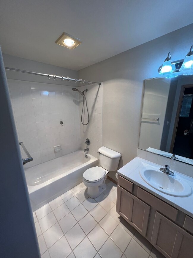 Building Photo - Charming 2 Bedroom Condo minutes from I5 a...