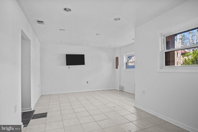 Building Photo - Headline:  Spacious & Updated Townhouse in Prime Reston Location