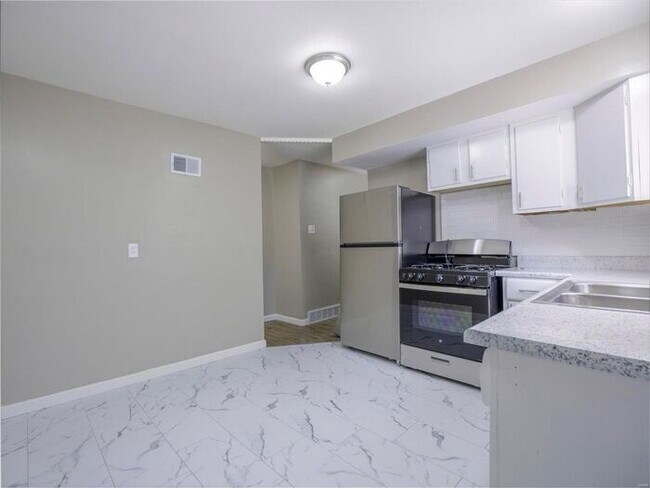 Building Photo - Welcome to 8264 Morganford!